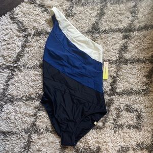 Summersault one shoulder